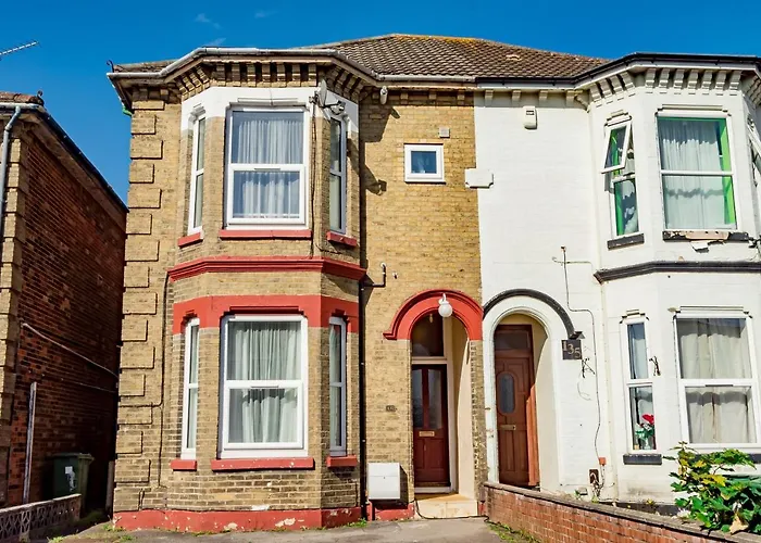 Guest house: Shirley House: Self-Catering Haven Near Southampton Central